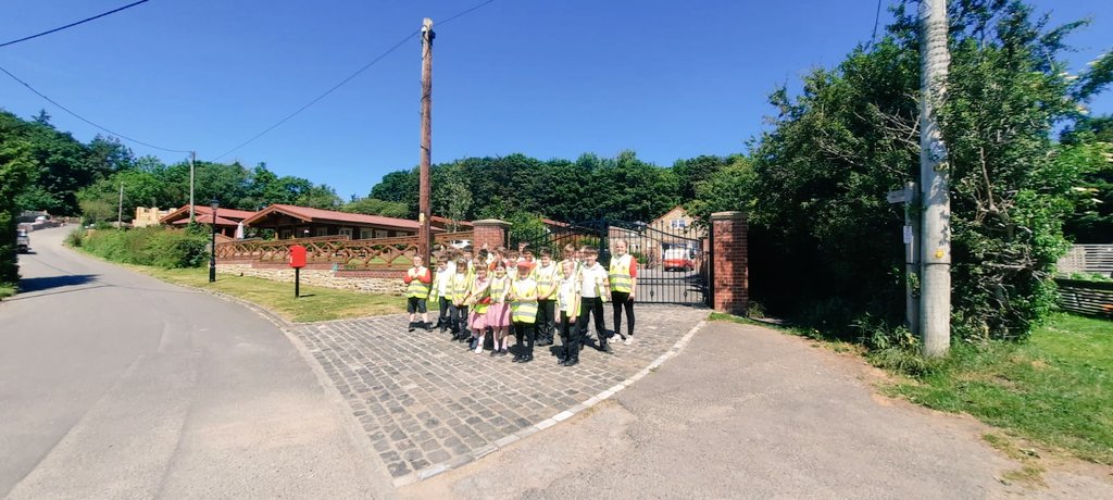 vindomora's tweet photo. Today we had some visitors from the local school.
The children were learning about how we build the lodges, types of wood, sustainability of forests, transport links &amp; much more.
The weather was good too! https://t.co/ofsEBXb5Wb