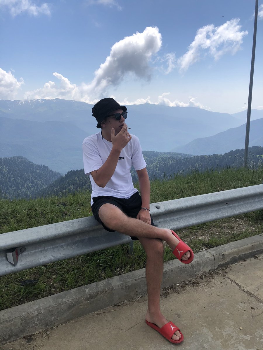 jenyaaa_5's tweet photo. не курю,но наблюдаю https://t.co/OrWINa3uq7