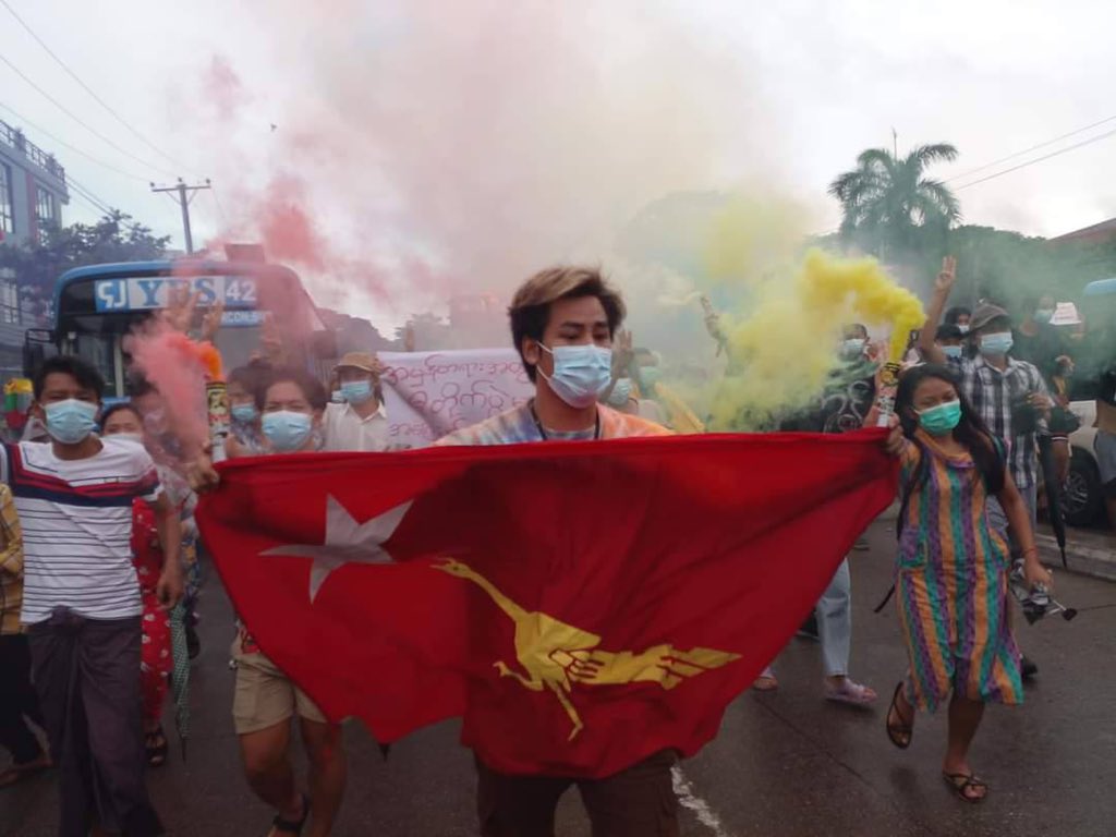2021Revtweets's tweet photo. Today marks the five months under Military Coup. Youths in Thingangyun staged a protest against military regime and set fire to military uniforms and chanting “they did not want military dictatorship”.
#July1Coup
#WhatsHappeningInMyanmar https://t.co/WMV7a0OWnM