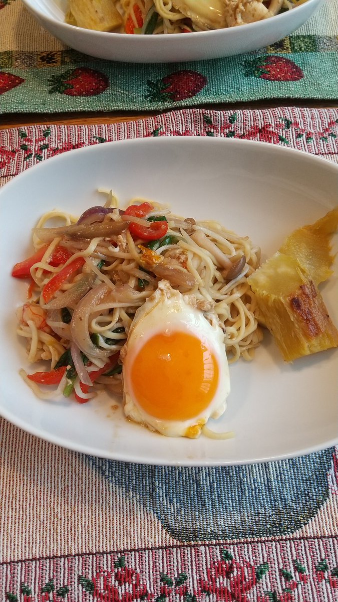 niche123jp's tweet photo. 昼食がミーゴレンからの夕飯ハンバーグと夏野菜の組み合わせ。久しぶりに赤ワインを合わせました。
管楽器多めの熱くて渋い演奏も合わせました。それにしても写真撮影難しい😞
#エノテカワイン部
#BARRUA
#CrawlingForward https://t.co/lqwGJcbSVZ