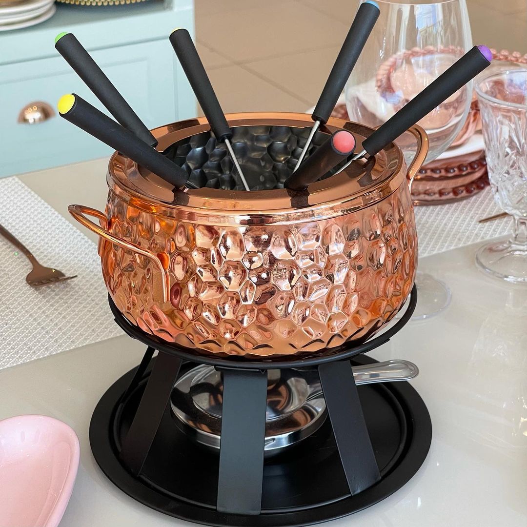 ElaDecora's tweet photo. 😱 Olha quem está de volta!!! Aproveita pra garantir a sua e fazer uma Noite Especial super gostosa de Fondue em Casa! 💕

Enviamos para todo Brasil! ✈️🛍

#MesaDecorada #MesaPosta #RecemCasados #Decorando #Reformando #FrutaCor #CozinhaRosa #CozinhaPequena #ElaDecora #cringe https://t.co/pYWFjNNMY3