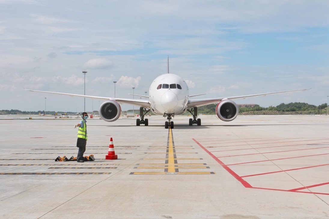 From 30JUN, Juneyao Air operates all Chengdu-bound flights at the newly built Chengdu Tianfu International Airport. The airport features high tech facilities that makes air travel safer and more efficient.
On the inaugural flight today, Juneyao Air even prepared special meals