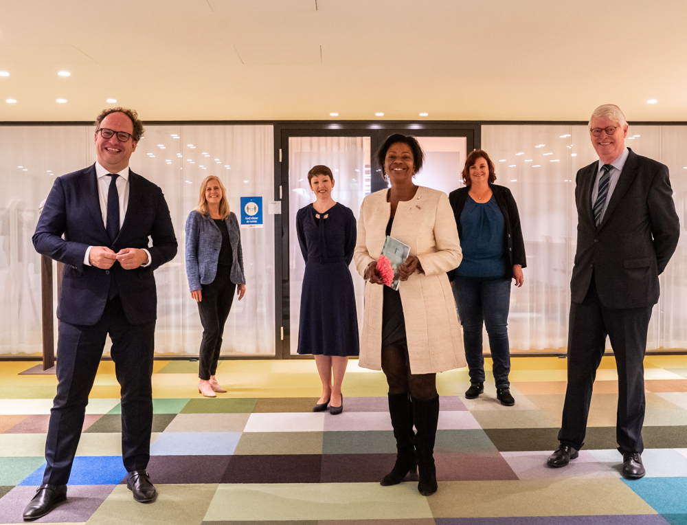 MinisterieSZW's tweet photo. Is een tegemoetkoming mogelijk voor Surinamers die vóór 25 november 1975 naar Nederland kwamen en een gedeelte van hun AOW missen? Op verzoek van minister @wkoolmees heeft een commissie over deze vraag een juridisch advies gegeven. 
➡️Meer informatie:  https://t.co/jLgypaOaNE https://t.co/O4M7IFngw2