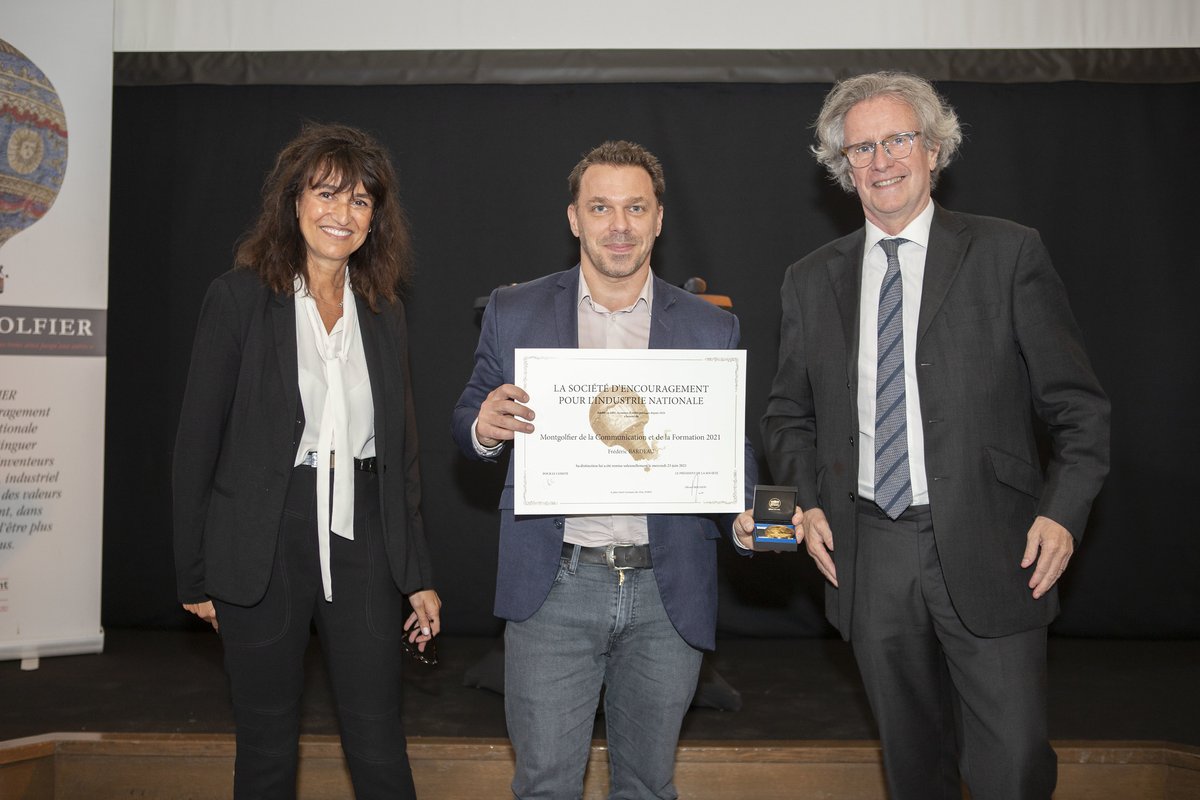 IndustrieFrance's tweet photo. Le #Montgolfier2021 du Comité Communication et Formation, présidé par Sonia  Levy-Odier,  est attribué à @fbardeau , Président et Cofondateur de @simplonco 🥇 

@simplonco forme notamment les demandeurs d’emploi dans les territoires 👏👏

#innovation #numérique #formation https://t.co/nRbMxWABiz