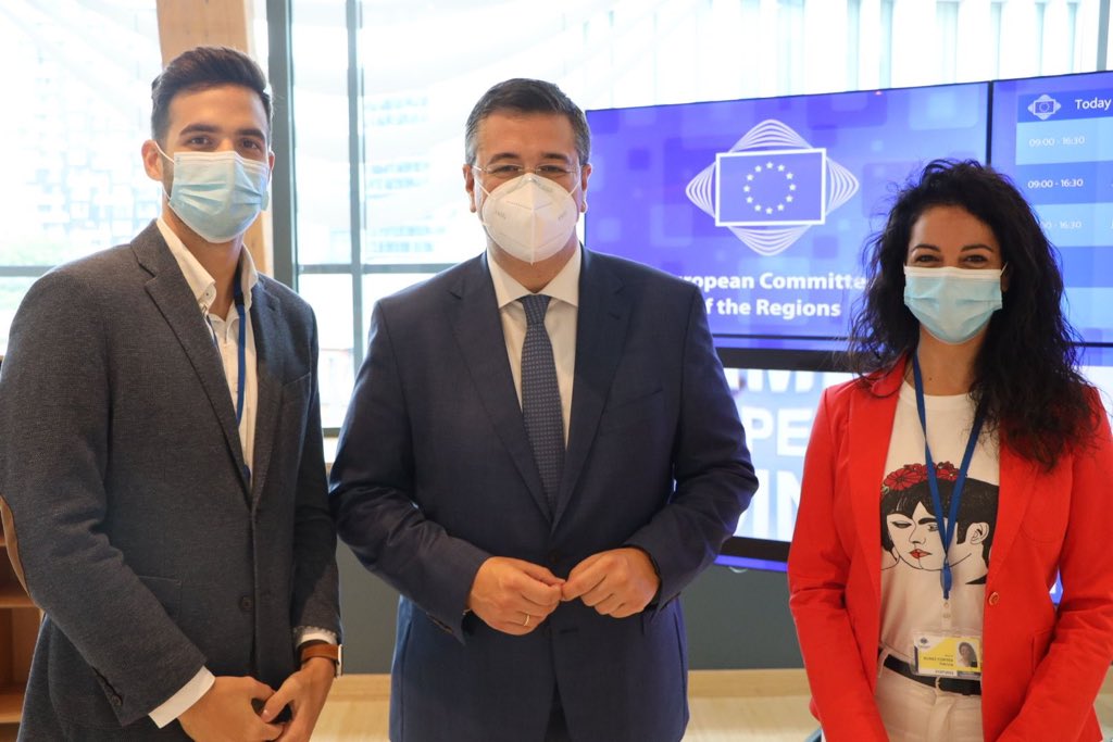 Aquí vuestros coordinadores nacionales Patricia y Álvaro <a href="/Alvaro_RojasF/">Álvaro Rojas</a> 🇪🇸con Apostolos Tzitzikostas <a href="/CoR_President/">Kata Tüttő</a>, presidente del <a href="/EU_CoR/">European Committee of the Regions</a>! Para serviros🎩
(Hoy he paseado un poquito de arte extremeño 💚🤍🖤en mi camiseta, por el Comité Europeo de las Regiones🇪🇺) <a href="/AlbaDeliz/">Alba Deliz</a>😘