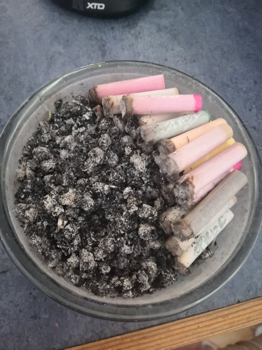 thygoder's tweet image. Eyy wie sweet ist das denn?
Ich trenne in meinem Aschenbecher immer Asche und Filter und n Kumpel von mir hat mir heute einfach so n selbstgemachten Aschenbecher mit Trennwand geschenkt!!