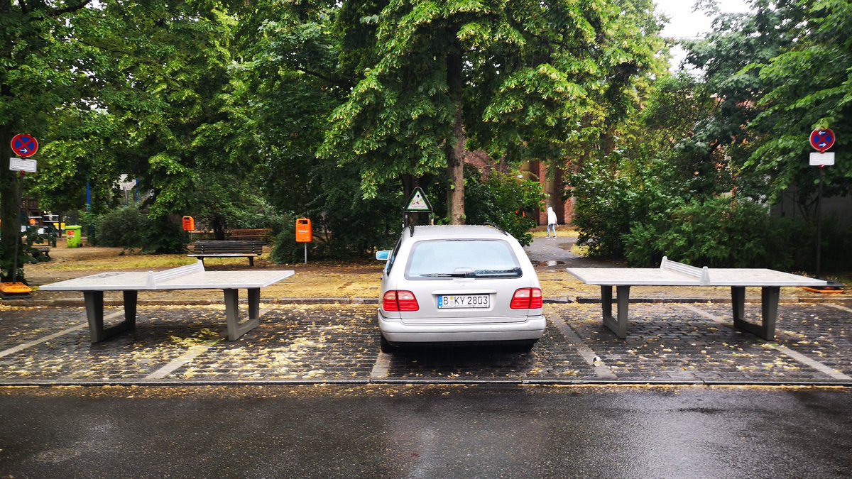 Kann ja sein, dass hier jetzt Fußgänger*innen-Zone ist, aber ich habe hier immer geparkt!11!!
#LausitzerPlatz #XHain #Verkehrswende
