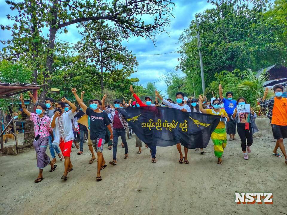 Protesters from Chan Mya Tharsi Township in Mandalay have continued to demonstrate against the military regime.
#July1Coup
#WhatsHappeningInMyanmar