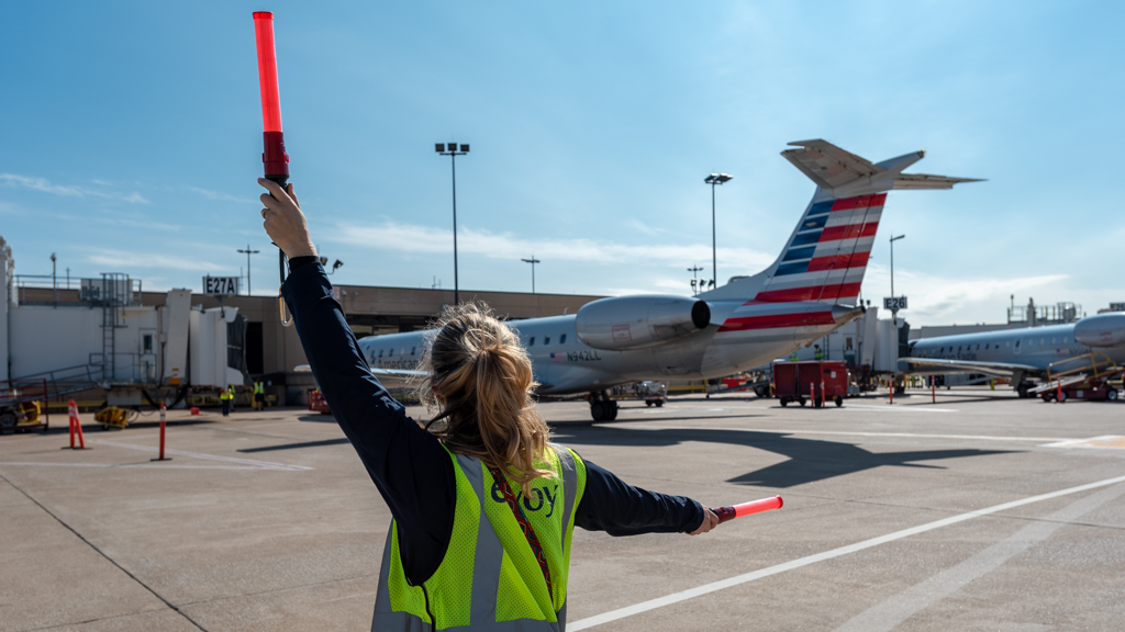 envoyaircareers's tweet photo. Werk those wands!💁‍♀️ Now accepting new Ramp Agents at our hubs in DFW, Chicago and Miami! Apply today ➡️ https://t.co/9wOpRwHyUG https://t.co/cY6mRkc8KU
