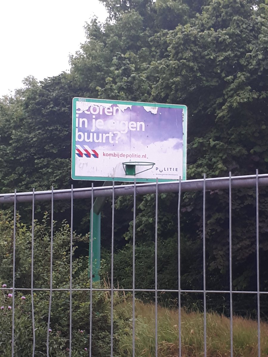 Grappig, dan kom je dit tegen in je wijk op een gesloten speelplaats. Vroeger waren we ook best creatief 😅