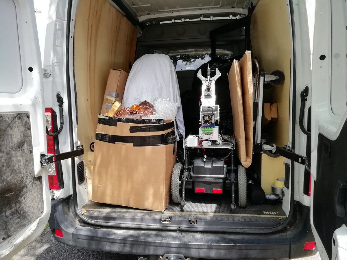 La Confrérie sera au Nantes Maker Campus. Nous avons vidé l'atelier et chargé notre petite famille de robots dans le camion ce matin .