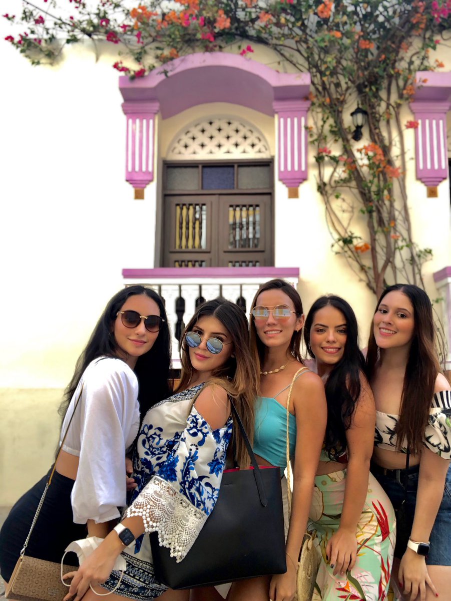 sofiajimenezu_'s tweet photo. Mis amigas: cuando nos conocimos/ 13 años después. 
Las amo son las mejores❤️ https://t.co/cFT2JGif3F