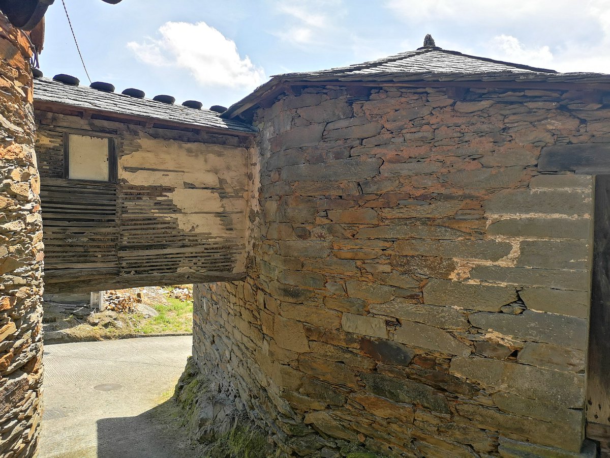 pleongasalla's tweet photo. Pesoz nombra hijo ejemplar a Juan Alonso de Villabrille y Ron, el gran escultor asturiano del Barroco. En un día espléndido, se descubre en Argul una placa conmemorativa en la casa natal del artista. Un motivo más para conocer un pueblo declarado conjunto histórico BIC https://t.co/xgVHpDcdZB