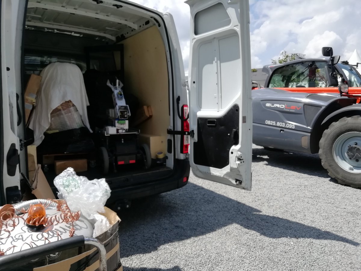 Enfin arrivé en début d'après midi aux machines de l'île de Nantes. Reste plus qu'a vider le camion et installer le stand. Cette édition de Nantes Maker Campus va être fantastique. Il y a déjà sur place de superbes artistes avec leurs créations.