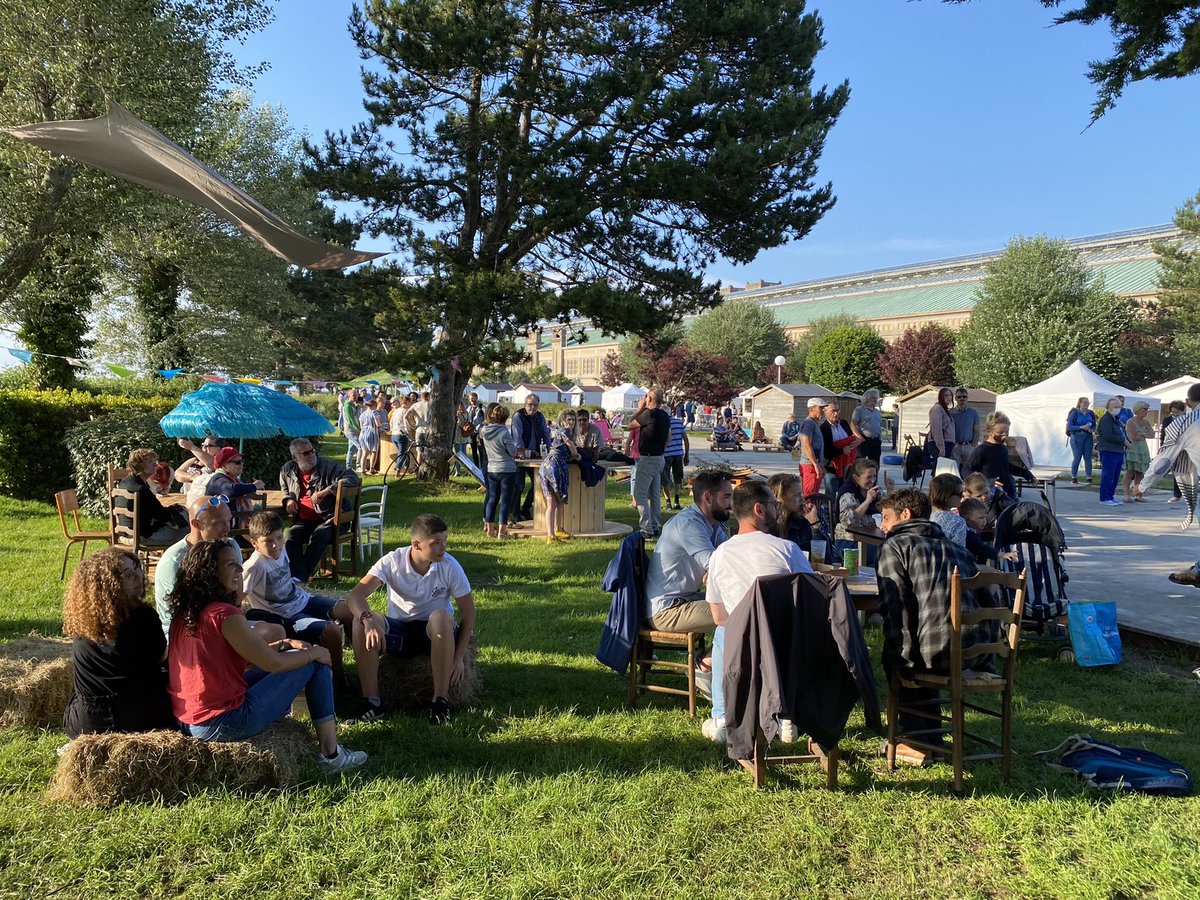 Quatre jours de concerts, de jeux et de découvertes sur le quai Lawton-Collins avec le lancement de la 1ère édition du festival « Effet Mer » et le retour de la Ginguette. Bravo aux bénévoles de <a href="/cherbougetoi/">CherBOUGEtoi</a>. Un air de fête plane sur le port de la <a href="/VilleCherbourg/">Ville de Cherbourg-en-Cotentin</a> !