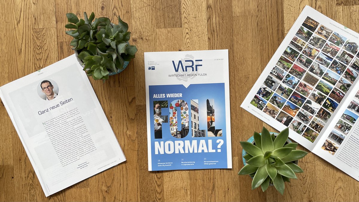 ihkfulda's tweet photo. Ganz neue Seiten: Die druckfrische relaunchte #WRF ↔️#Wirtschaft #Region #Fulda liegt auf dem Tisch und kann natürlich auch in der App abgerufen werden.👉 https://t.co/Uma5oAA6He👈 Wer freut sich mit uns? 🙈#Transparenz #Partizipation #FSC_IC #IHKammerMachen #IHKbla https://t.co/KMtvSEvwKf