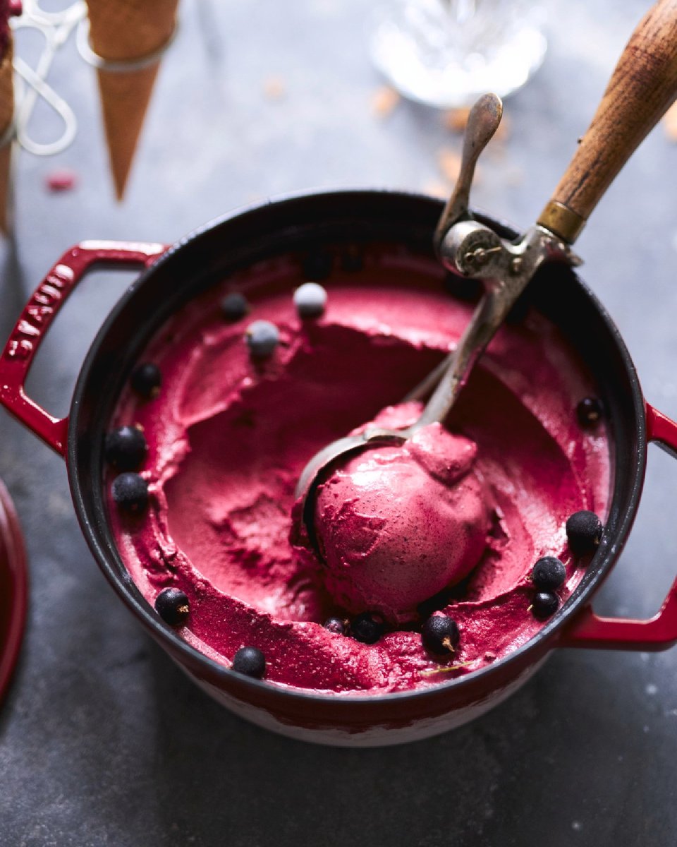 LocalRoot221's tweet image. Did you know you can whip up a frozen treat in your Staub cocotte? 🍨 The cast iron keeps things extra cold and the handles make for easy serving. 

Shop all Staub cocottes: l8r.it/3L3l
.
.
.
#localroot #staub #frenchmade #cocotte #rooster #madeinFrance #pourlemaison
