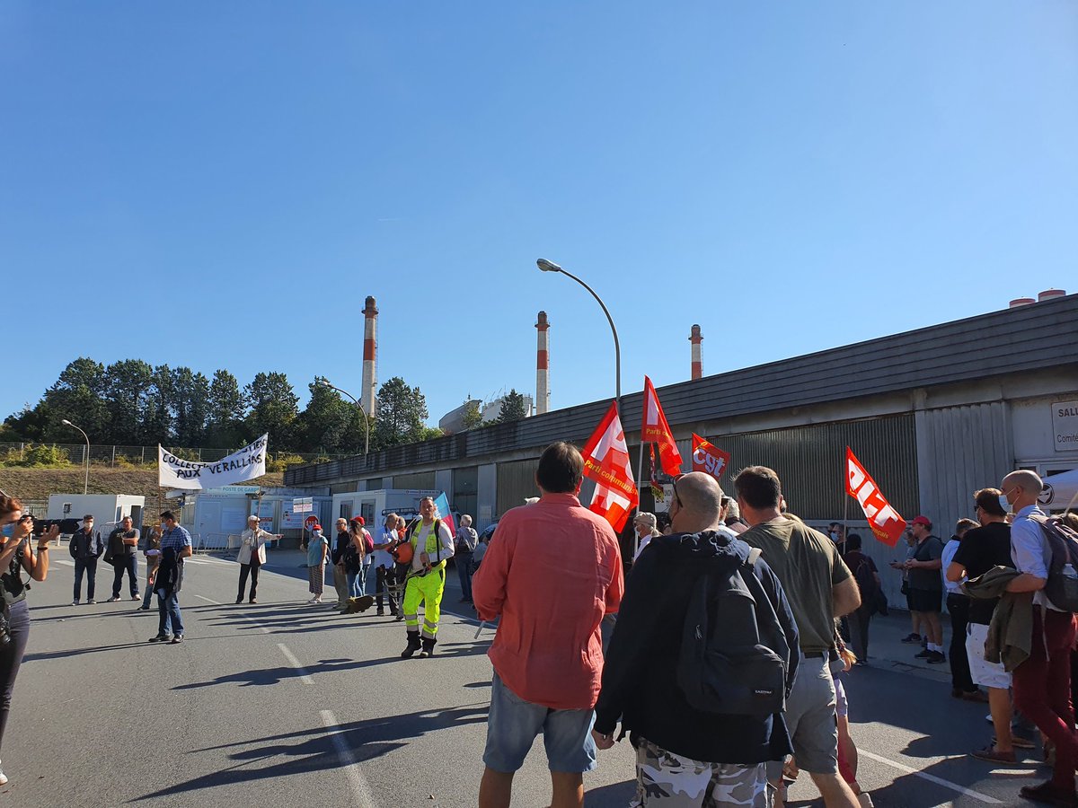 Fabien_Roussel's tweet photo. Encore un suicide parmi les salariés de #Verallia à Cognac. Je suis effondré, en rage, en colère. 
Les salariés sont méprisés, humiliés. Il faut changer cette société ultra-violente, et vite. Au service de #lHumaindAbord. https://t.co/gSFvL29M0I