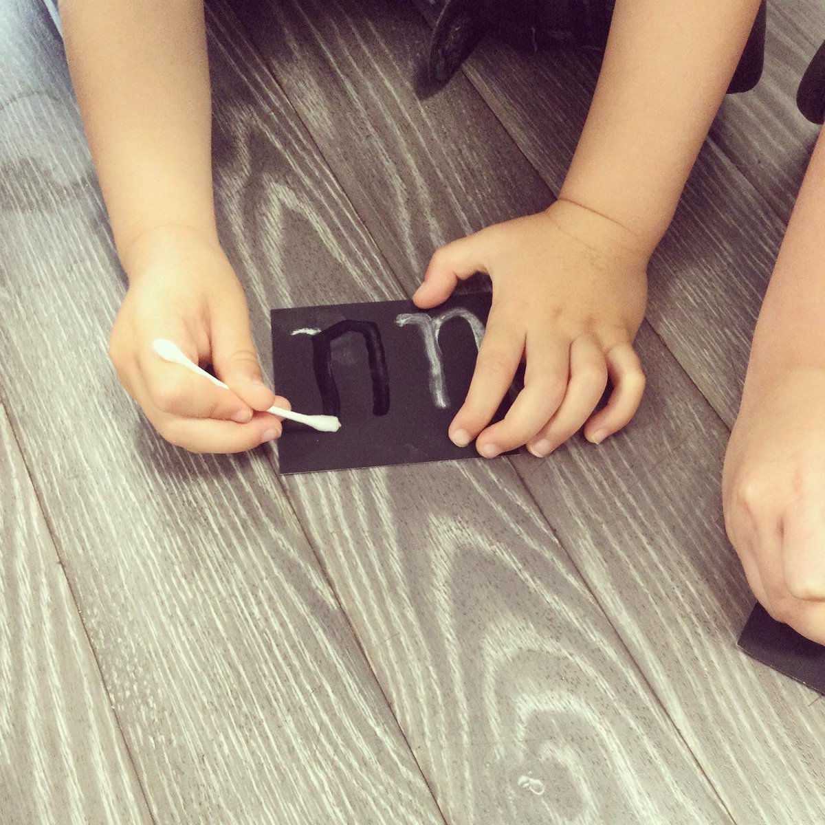 ✨PHONICS✨ In Nursery, we have been looking at the ‘u’ phoneme. The children loved this activity to practice writing ‘u’, using a damp cotton bud to make the chalk ‘u’ disappear!