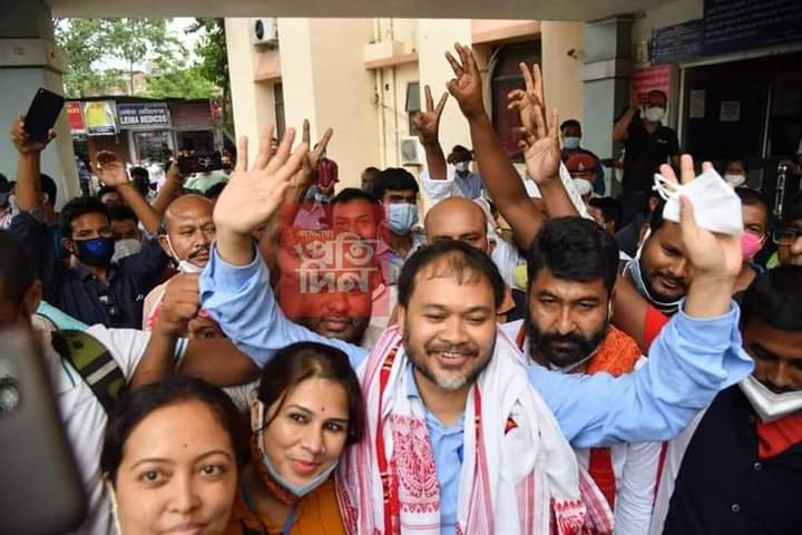 HasinaAhmed8's tweet photo. এই জয় সত্যৰ জয়!
 মিছা অভিযোগত জেলত ভৰাই ৰাখিব পাৰে,কিন্তু সংগ্ৰামক ধ্বংস কৰিব নোৱাৰে।দুগুন বৃদ্ধিহে হয় সত্বা।অখিল গগৈ ডাঙৰীয়া মুকলি আকাশৰ তললৈ অহাৰ বাবে আমি অতিকৈ সুখ অনুভৱ কৰিছোঁ।বিধায়ক হিচাপে অনাগত ���িনত নিজৰ সমষ্টিৰ লগতে সমগ্ৰ অসমৰ উন্নয়নৰ বাবে কাম কৰিব বুলি আমি আশাবাদী। https://t.co/VN3OBGqOMY
