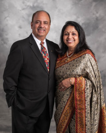 RotaryES's tweet photo. Le damos la más cordial bienvenida a nuestro nuevo presidente de Rotary Shekhar Mehta y a su esposa, Rashi. Esperamos poner en práctica su lema: Servir para cambiar vidas. Obtén más información sobre el presidente de Rotary International 2021-2022:
https://t.co/hjOFnoQeFf https://t.co/5Sf4WcxPS4