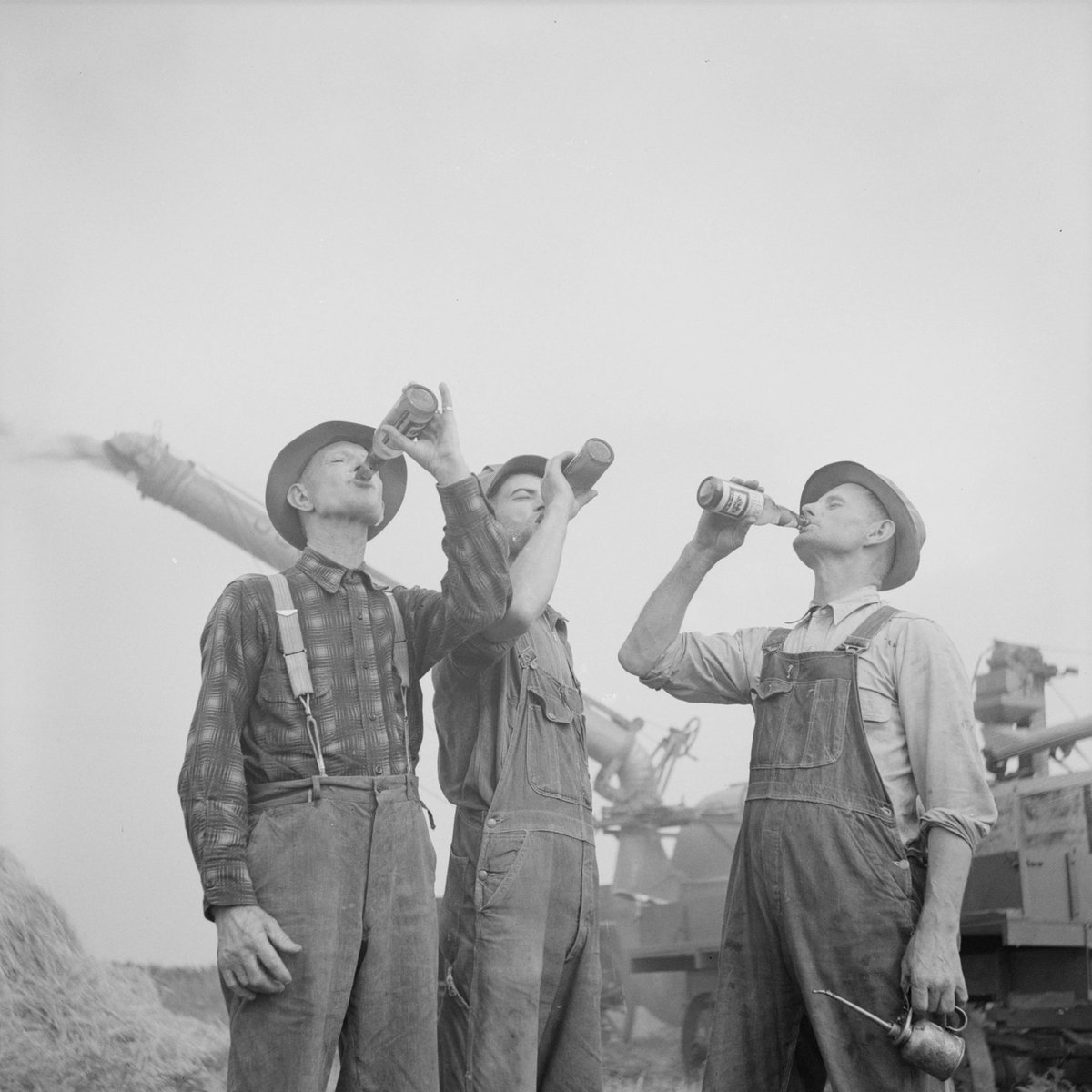 ColorGraphCo's tweet image. 🇺🇸 &apos;Old Milwaukee, 1941&apos;. Three farmers enjoying a beer—the original focus was so good, it&apos;s possible to identify the brand: Old Milwaukee. Available as #colorized giclée fine art print from @colorgraphco. Based on original negative nitrate by Arthur Siegel. #milwaukee #farmlife