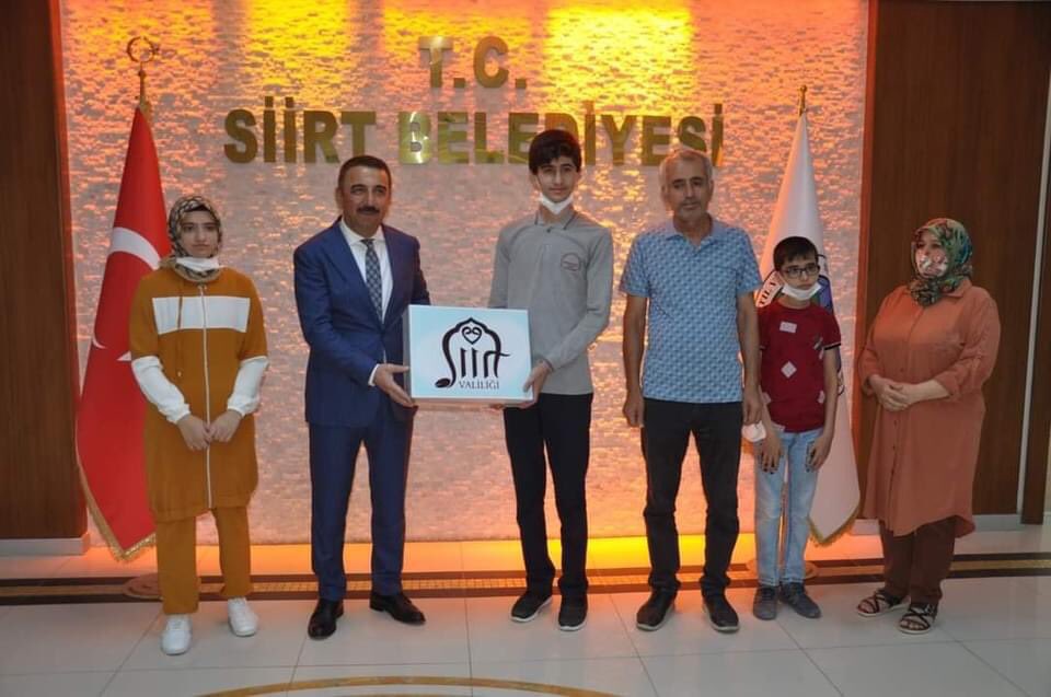 Ahmad_Hamaher's tweet photo. تركيا تكرم الطالب السوري #دليار_صفو لحصوله على العلامة التامة 500/500  في امتحان دخول الثانوية العامة لتفوقه على اكثر من مليون طالب في تركيا وهذا موشر حقيقي على ذكاء الشعب السوري الذي شرده نظام الأسد https://t.co/KCCQQimwb5
