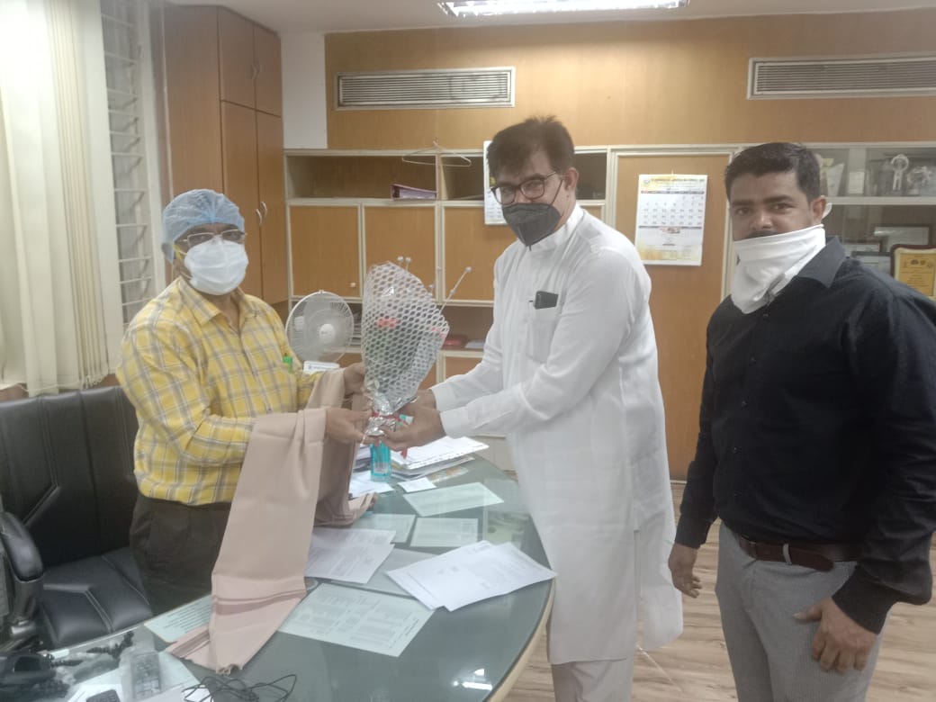 FaiyazAhmed1961's tweet photo. Met &amp; greeted the doctors of BYL Nair Hospital on the occassion of National Doctor's Day 2021.
#NationalDoctorsDay
#NationalDoctorsDay2021 https://t.co/X0jFTwEa71