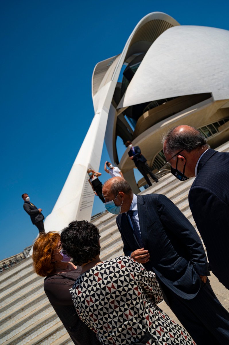 MAECgob's tweet photo. En el marco de su viaje a #Valencia, la ministra @AranchaGlezLaya y el Secretario General de la @ONU_es, @antonioguterres, han mantenido hoy un diálogo con representantes de la #juventud en la @CACiencies. https://t.co/lvQ51eYrvL