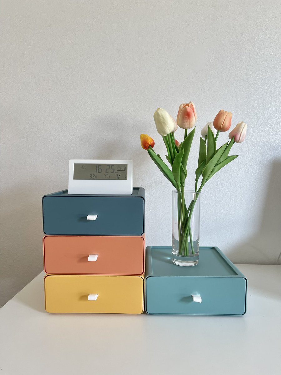 แม่งโคตรน่ารัก ใครสายสีสันสดใสต้องโดน เมื่อก่อนโคตรแพง เดี๋ยวนี้เหลืออันละ 48 บาท เป็นกล่องลิ้นชัก ซื้อมาวางซ้อนกันหลายๆชั้น มันเริ่ด สีสวย ตัวกล่องไม่กระโหลกกะลาด้วย