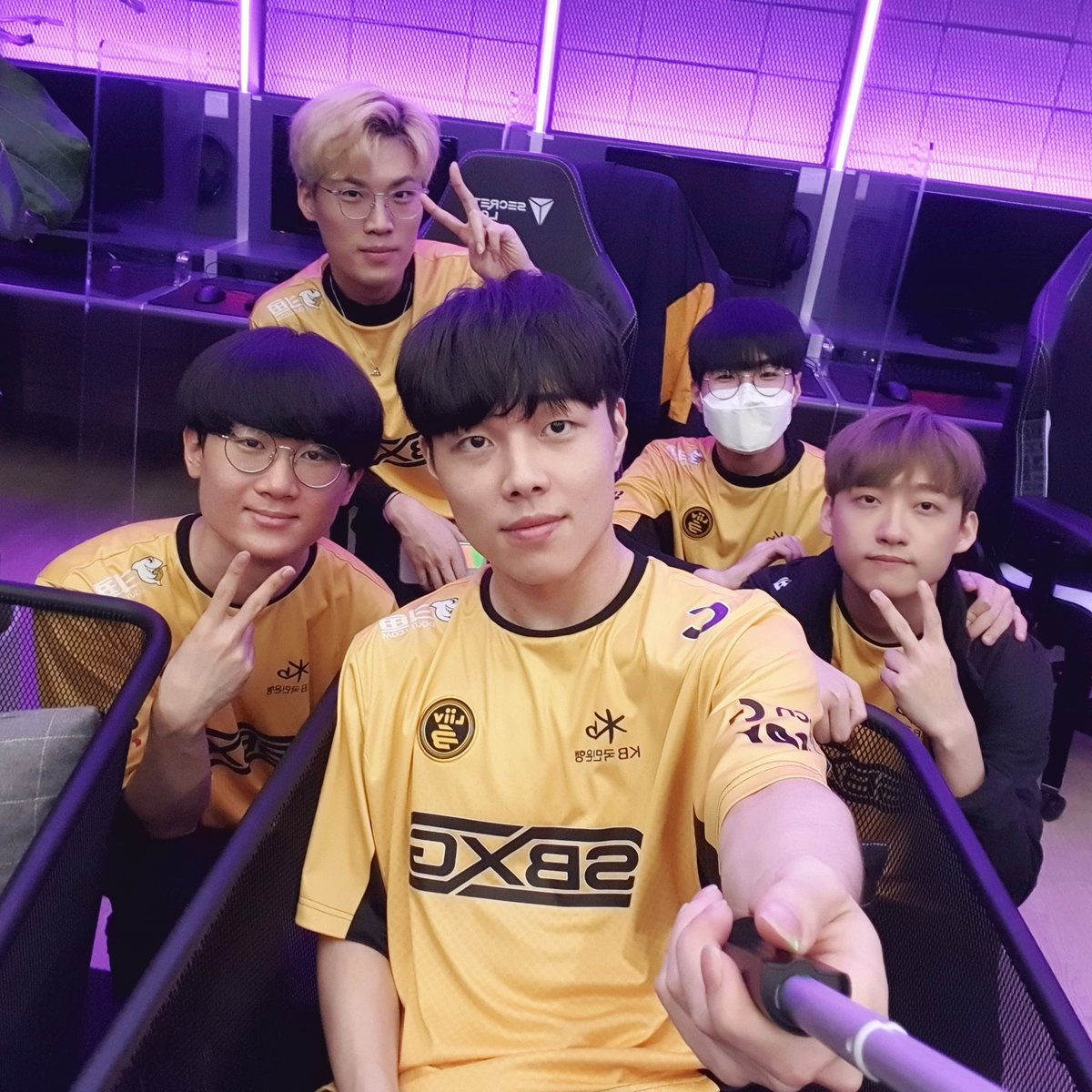 BNKFEARXLoL's tweet photo. 늦은 시간까지 응원해주셔서 감사합니다!!😆😆

#LSB #LCK #LSBWIN #withLSB https://t.co/MWAJlwAp04
