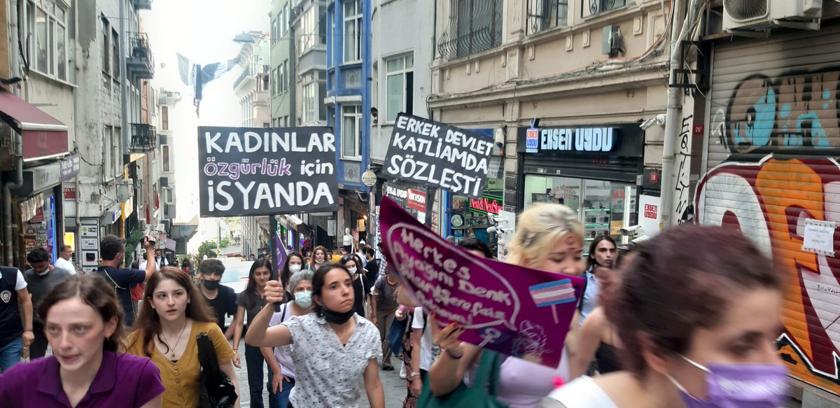 AnarsistKadin's tweet photo. Devletin bütün yasaklamalarına rağmen yaşamlarımız için Taksim'deyiz.
#İstanbulSözleşmesiHepimizin
#1Temmuzdaİsyandayız https://t.co/Khl5ZDYytS