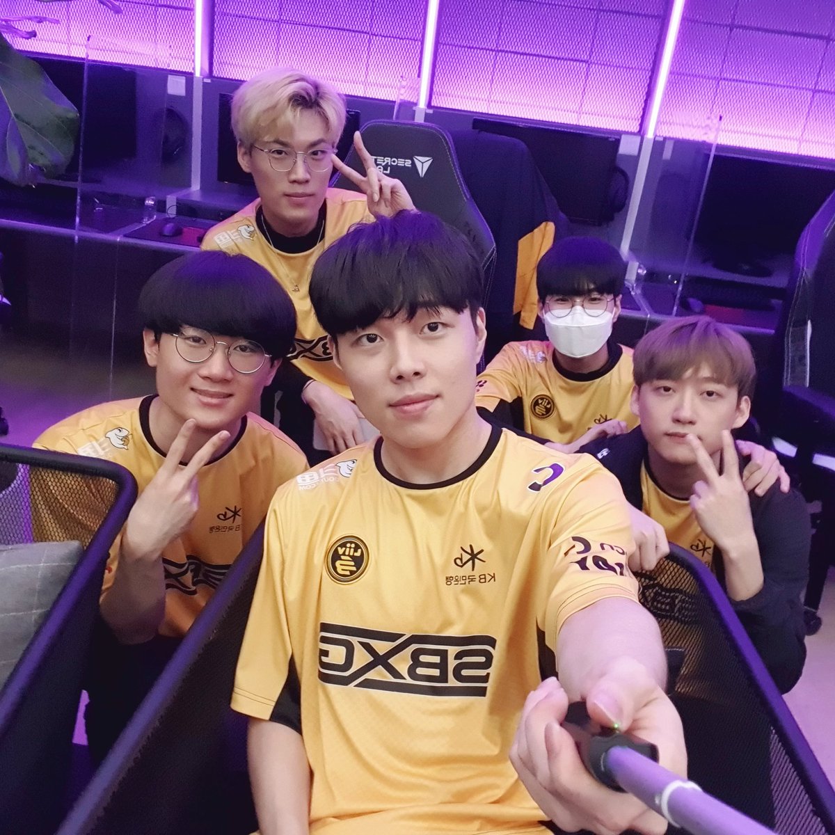 BNKFEARXLoL's tweet photo. 늦은 시간까지 응원해주셔서 감사합니다!!😆😆

#LSB #LCK #LSBWIN #withLSB https://t.co/MWAJlwAp04