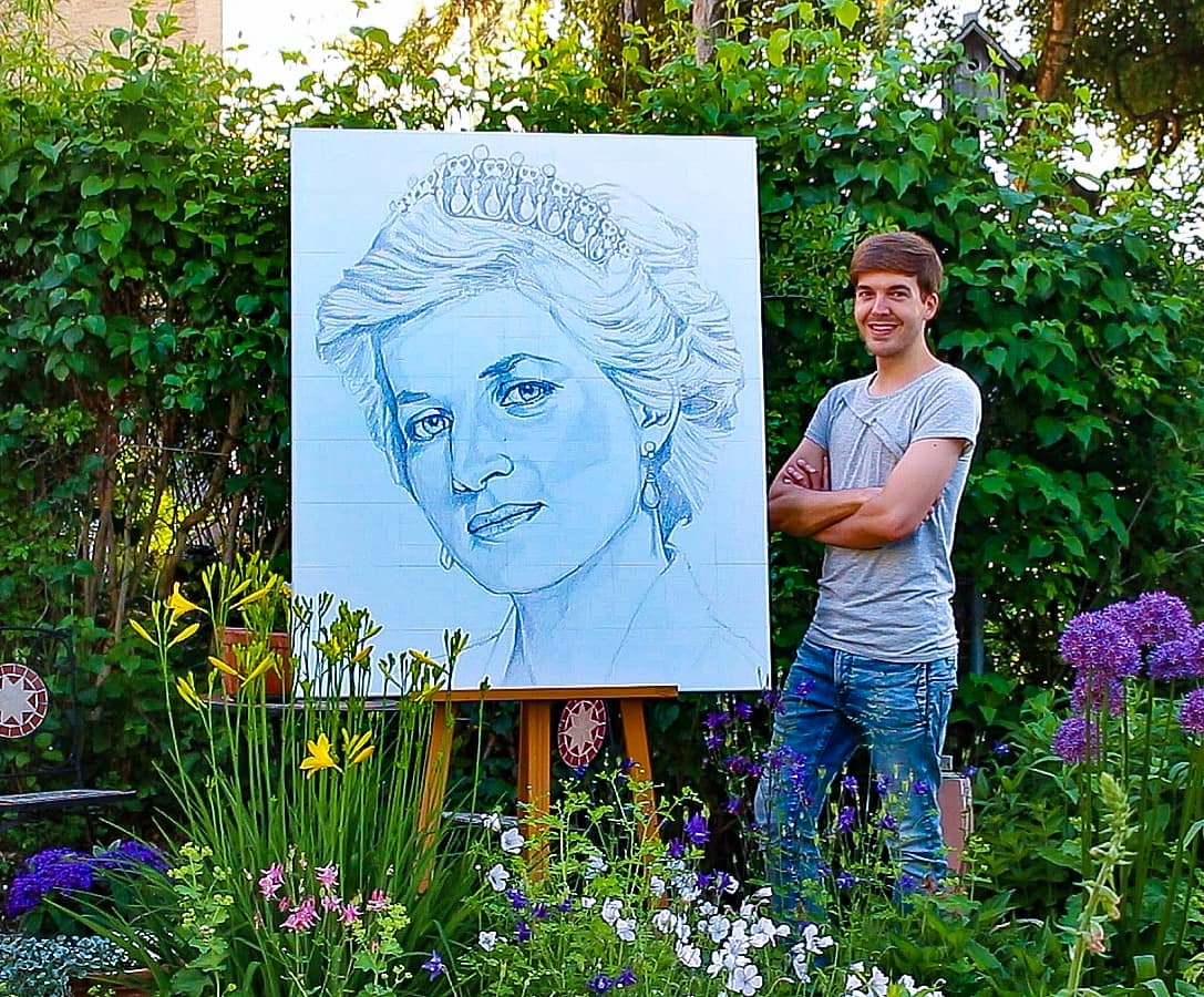 OlisTweets's tweet photo. Today would have been #PrincessDiana 's 60th Birthday. She was more than just a style icon, she was a humanitarian, a philanthropist and a loving mother. This is why I will include her to my portrait series of "Fearless Women".
Here you can see the preliminary sketch.
#Diana60 https://t.co/B9EiINq6HS