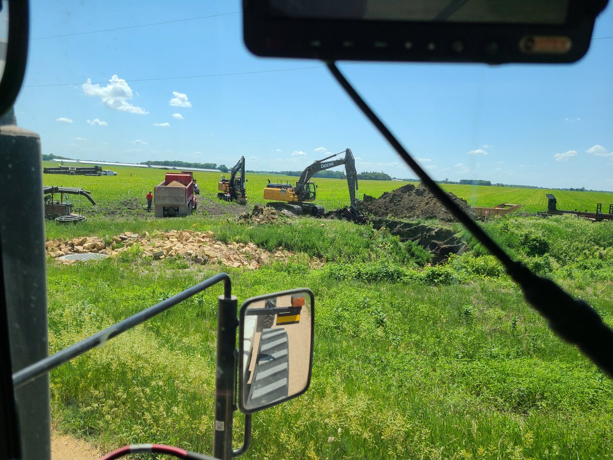 LoneOakFmr's tweet image. These guys do good work. Digger Enterprises Pemberton MN. We have sand pockets at 3' hard to lay big mains (30") properly. These guys have the right stuff #draintile #doitrightthefirsttime