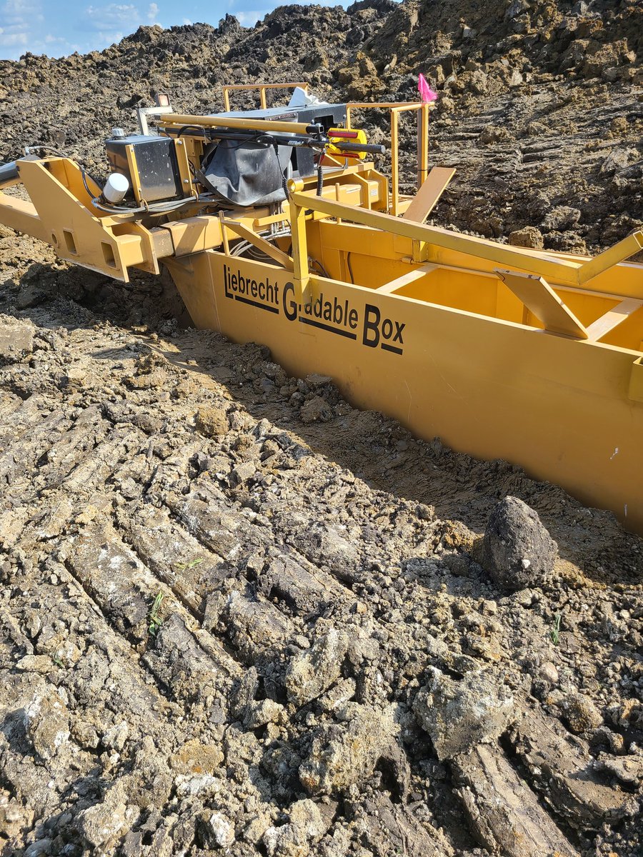 LoneOakFmr's tweet image. These guys do good work. Digger Enterprises Pemberton MN. We have sand pockets at 3' hard to lay big mains (30") properly. These guys have the right stuff #draintile #doitrightthefirsttime