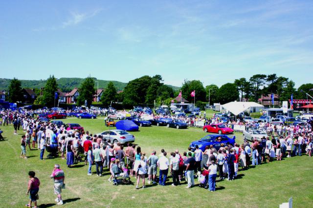 EbMotorshow's tweet photo. #throwbackpic to the sunny summers of the #Eastbourne Motorshow when crowds flocked to
@sussexdowns to see 100s of new cars & arena displays.
#EastbourneMotorshow #MotorshowEvents https://t.co/DBBZm2ZUCX