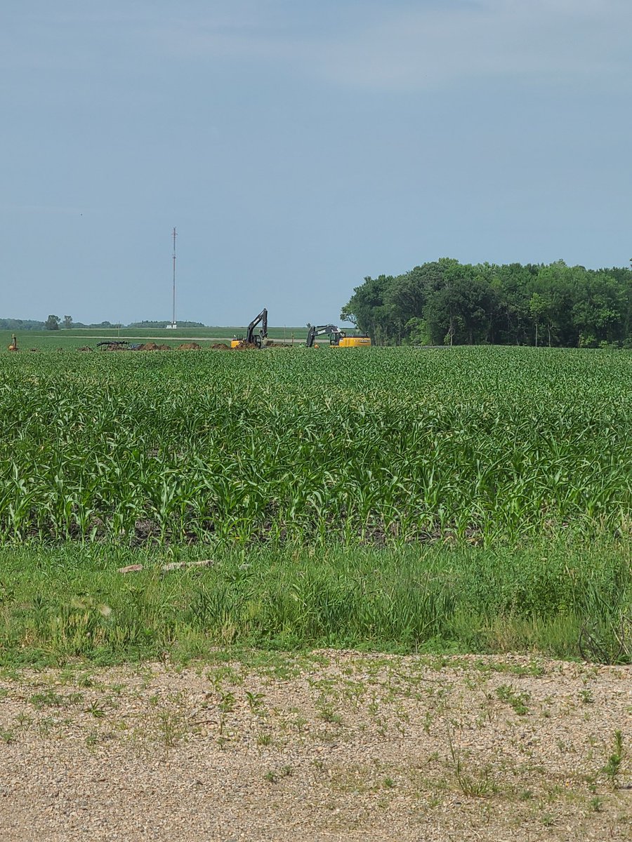 LoneOakFmr's tweet image. These guys do good work. Digger Enterprises Pemberton MN. We have sand pockets at 3' hard to lay big mains (30") properly. These guys have the right stuff #draintile #doitrightthefirsttime