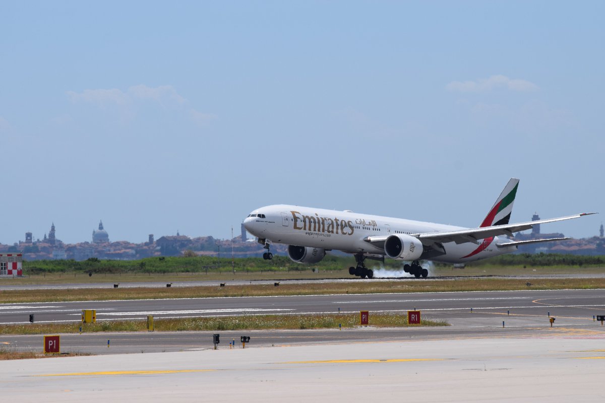 Bentornata @emirates ! È atterrato alle 13:30 il Boeing 777-300ER che segna il ritorno di Emirates a VCE e l’avvio della procedura di sperimentazione dei voli covid-tested a Venezia Airport. Info e tariffe su emirates.com/it/italian/ Link comunicato: veneziaairport.it/upload/comunic…