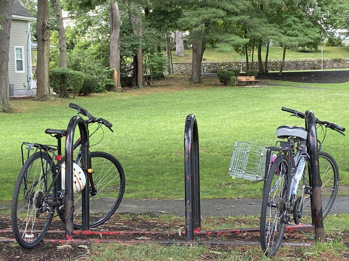 PaulBrodeur2010's tweet photo. Set-up almost complete for today’s @MelroseSFFM. Plenty of bike parking, and a table to enjoy a snack. Hope to see you there - rain or shine! #shoplocal #eatlocal #farmlocal https://t.co/wXc4tT7X4s