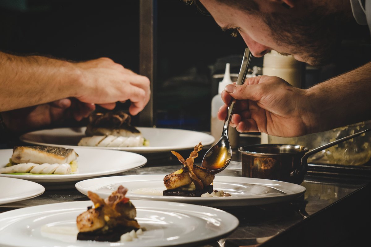 Our brand new Professional Cookery programme will see apprentices complete an apprenticeship over two years (SCQF Level 5) &amp; experience 4 key areas of a professional kitchen: Kitchen Assistant, Cold Kitchen, Hot Kitchen &amp; Pastry. #ChefJobs

Apply now: apprenticeshipinhospitality.scot/chef-apprentic…