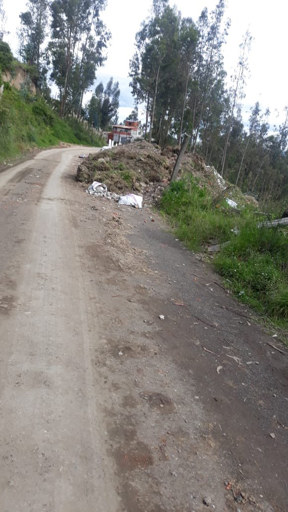 ElMunecobarrio's tweet photo. Denuncia presentada a El Muñeco en tu Barrio
Pedimos atención a @MunicipioCuenca @OOPPCuenca 
Texto: Atrás de la ciudadela de los cerezos, vivimos en el abandono de nuestras  autoridades; es en la calle de Babaco, que sale de Los Cerezos, como quien sale a San José de Balzay https://t.co/DLdjnDIBKV