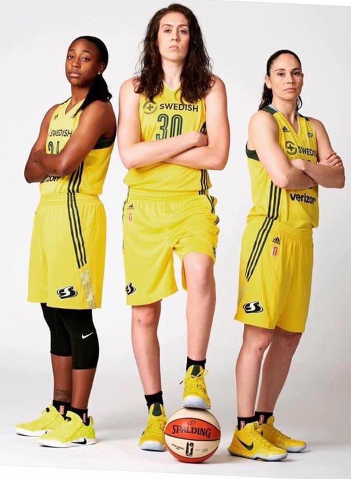 KrissyGma915's tweet photo. Me n my Storm 💛💚💯🎯 https://t.co/jQiZ6VpqOZ