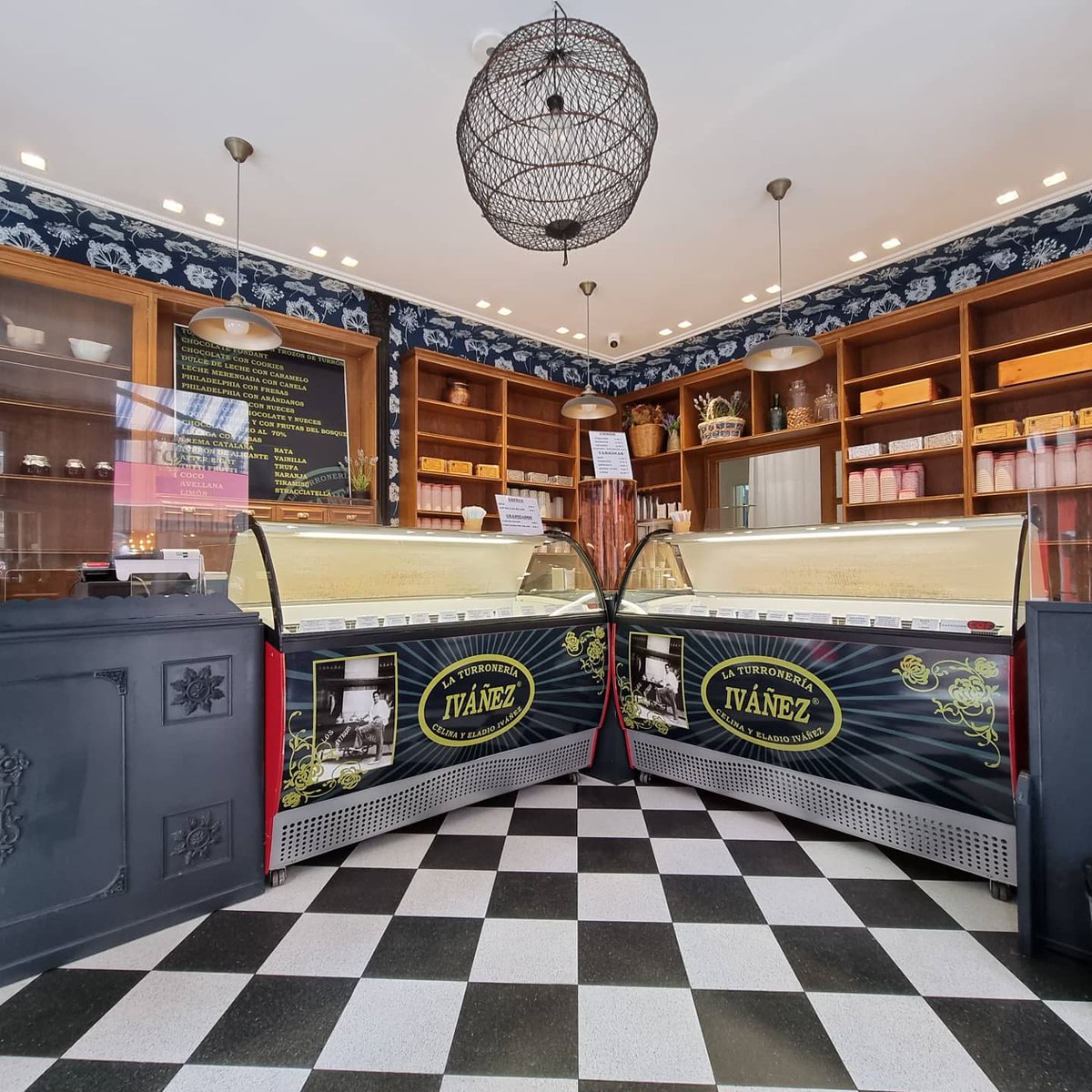 TurronesBilbao's tweet photo. La #TurroneriaIvañez abre de nuevo sus puertas para ofrecerles los mejores helados y granizados. Desde el 1 de julio hasta el 31 de agosto https://t.co/MkA9cWIxgu