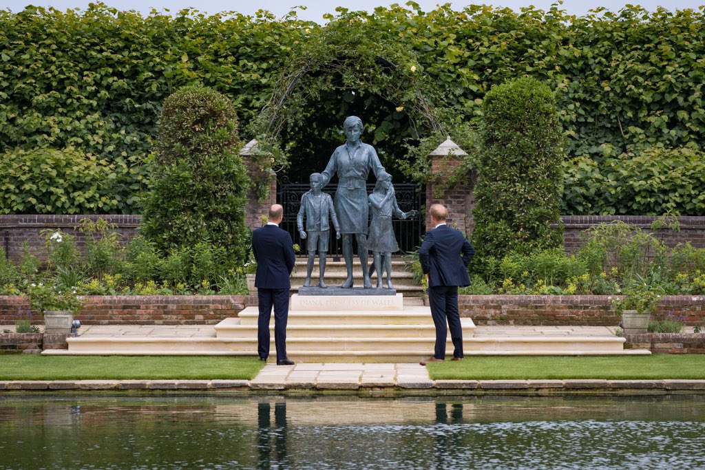 TopNewsFamily's tweet photo. #TopMundo
Los príncipes William y Harry develaron una estatua de su madre, la #princesaDiana, este 1° de julio, que habría sido el cumpleaños número 60 de la princesa de Gales también conocida como: #LadyDi.
Foto: @theroyalfamily https://t.co/C7aL3t528F