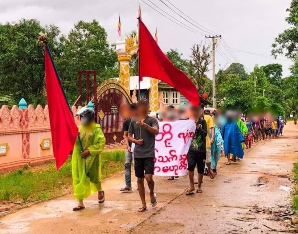 NadiZ2001's tweet photo. Protest to overthrow military dictatorship by LaungLone main strike and villagers from villages on July 1  #WhatsHappeningInMyanmar #July1Coup https://t.co/Jsay8Sgrdm