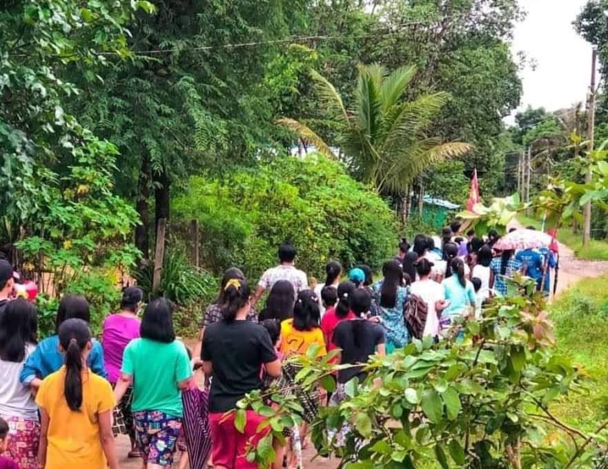 NadiZ2001's tweet photo. Protest to overthrow military dictatorship by LaungLone main strike and villagers from villages on July 1  #WhatsHappeningInMyanmar #July1Coup https://t.co/Jsay8Sgrdm