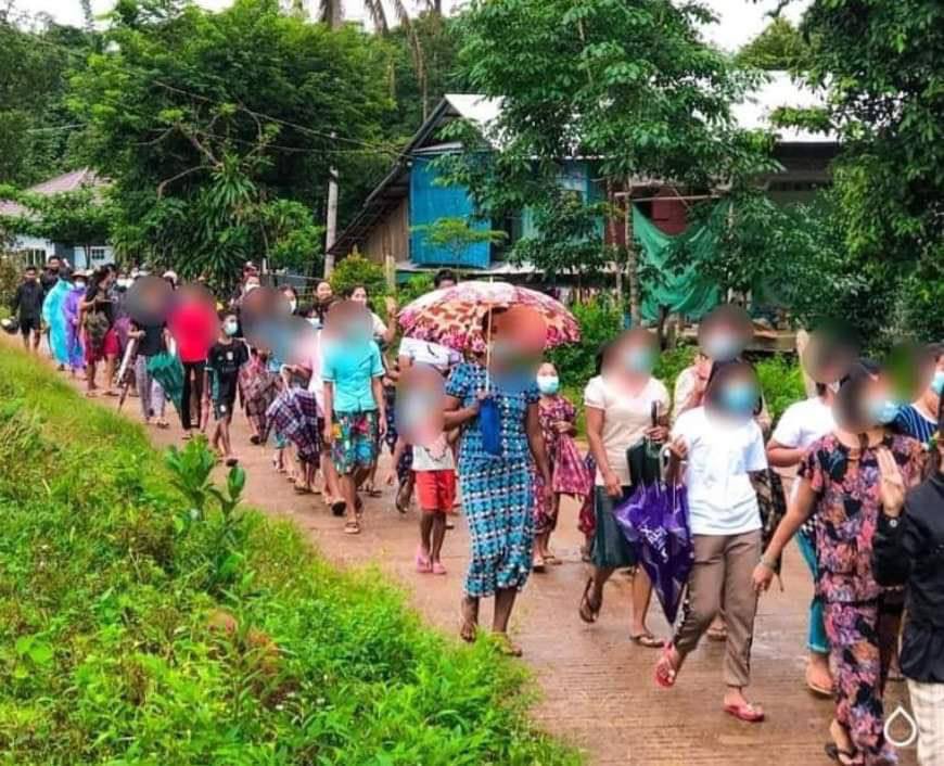 NadiZ2001's tweet photo. Protest to overthrow military dictatorship by LaungLone main strike and villagers from villages on July 1  #WhatsHappeningInMyanmar #July1Coup https://t.co/Jsay8Sgrdm