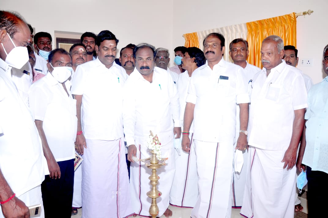 TUdhayasuriyan's tweet photo. இன்று காலை உளுந்தூர்பேட்டை சட்டமன்ற உறுப்பினர் சகோதரர் திரு.@JManikkannan அவர்களின் தொகுதி அலுவலகத்தைத் திறந்து வைத்த போது.

#DmkforPeople #KallakurichiDMK #Ulundhurpet @mkstalin @Udhaystalin @arivalayam @DMKITwing @dmk_youthwing @KanimozhiDMK @Kalaignarnews @DMKKalakkurichi https://t.co/bfe43qP0D7