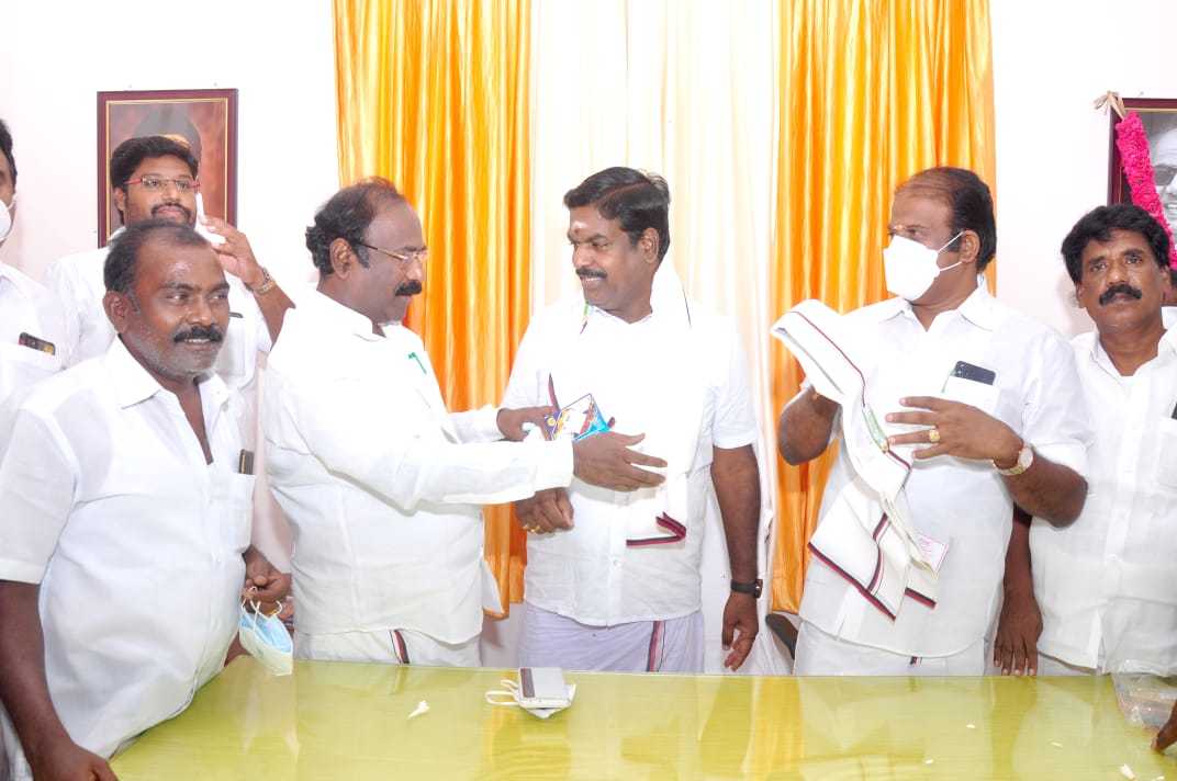 TUdhayasuriyan's tweet photo. இன்று காலை உளுந்தூர்பேட்டை சட்டமன்ற உறுப்பினர் சகோதரர் திரு.@JManikkannan அவர்களின் தொகுதி அலுவலகத்தைத் திறந்து வைத்த போது.

#DmkforPeople #KallakurichiDMK #Ulundhurpet @mkstalin @Udhaystalin @arivalayam @DMKITwing @dmk_youthwing @KanimozhiDMK @Kalaignarnews @DMKKalakkurichi https://t.co/bfe43qP0D7